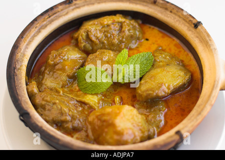 Poulet au Curry Rouge avec des pommes en Claypot Banque D'Images