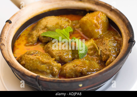 Poulet au Curry Rouge avec des pommes en Claypot Banque D'Images