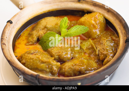 Poulet au Curry Rouge avec des pommes en Claypot Banque D'Images