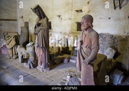 Statues originales retirées de cathédrale dans le lapidarium barrage Vauban barrage intérieur, Strasbourg, Alsace, France, Europe Banque D'Images