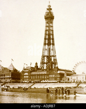 Photographie victorienne de la tour de Blackpool et des gens sur la plage vers 1890 Banque D'Images