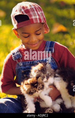 Portrait of a Boy holding cats Banque D'Images