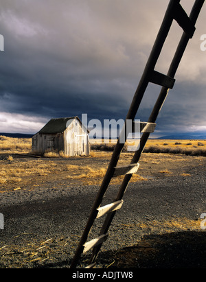 Dépendance et remonte avec les nuages de tempête Summer Lake State Wildlife Refuge Oregon Banque D'Images