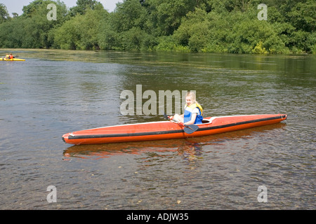 Jess dans Red Canoe River Wye Hoarwithy Herefordshire UK Banque D'Images