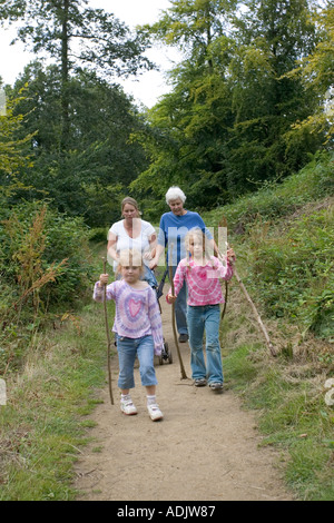 Trois générations de la famille en forêt de Dean dans le Gloucestershire UK Banque D'Images