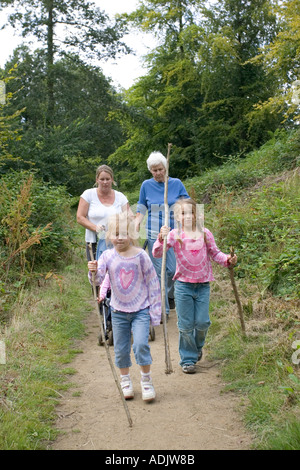 Trois générations de la famille en forêt de Dean dans le Gloucestershire UK Banque D'Images