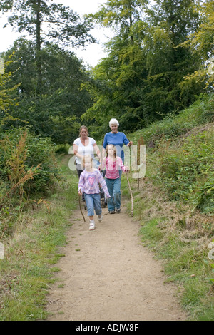 Trois générations de la famille en forêt de Dean dans le Gloucestershire UK Banque D'Images