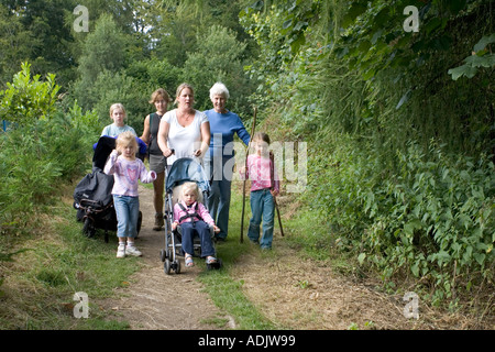 Trois générations de la famille dehors en forêt de Dean UK Banque D'Images