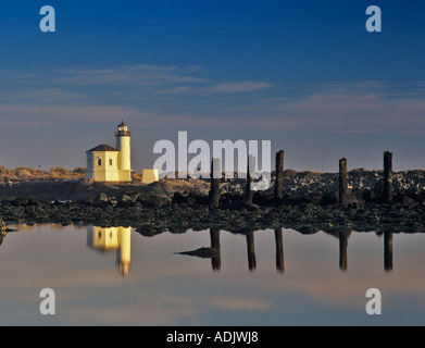 Phare de coquille River reflète dans tidepool Bandon Oregon Banque D'Images