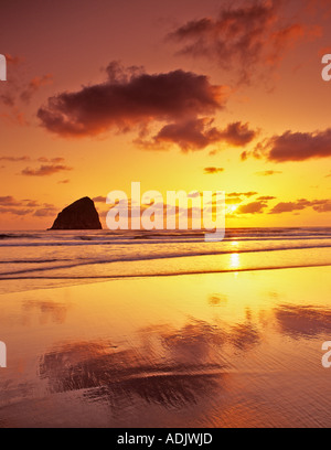 Coucher du soleil sur la plage à marée basse Cape Kiwanda Oregon Banque D'Images