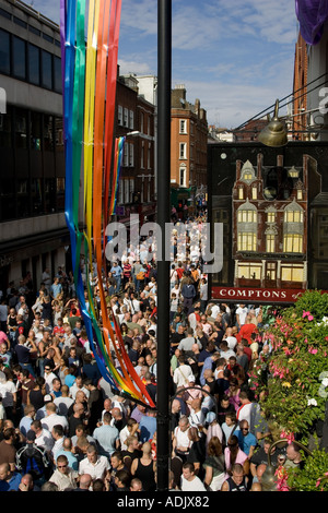 Foule à comptons pub pendant le festival de la fierté de soho londres Banque D'Images