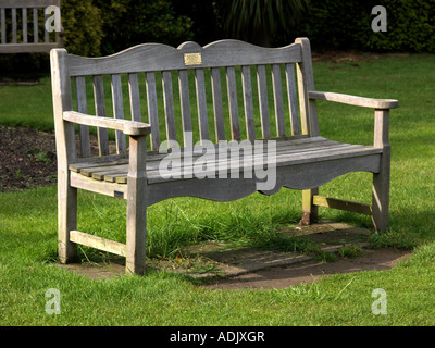 Banc commémoratif à Mansion House Gardens Cheam Nonsuch Park Surrey England Banque D'Images