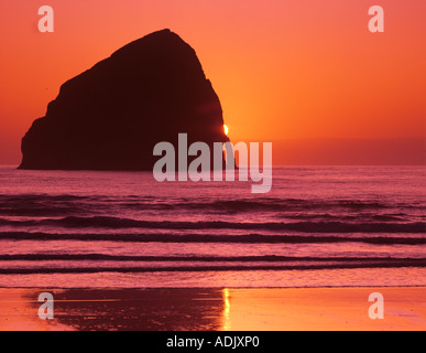 Coucher du soleil sur la plage de Pacific City Oregon Banque D'Images