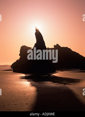 Rock et du soleil, sur la plage à Bandon OU Banque D'Images