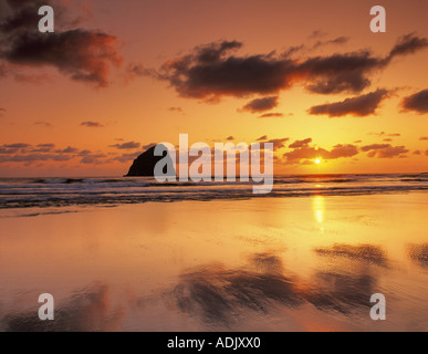 Coucher du soleil sur la plage à marée basse Cape Kiwanda Oregon Banque D'Images