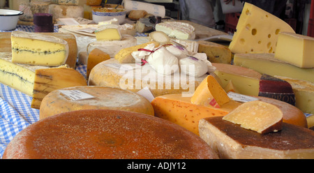 Le marché du fromage en vente sur différents fromages pour la vente au marché local à Berlin Allemagne Banque D'Images