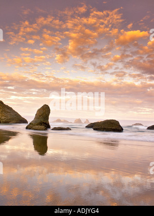 Marée basse le lever du soleil et la réflexion à Bandon Beach Oregon Banque D'Images