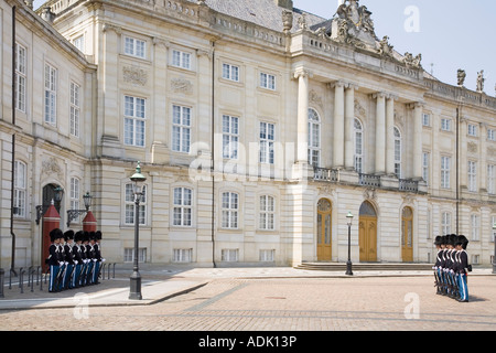 Changement de la garde au Palais Royal d'Amalienborg, Copenhague. Banque D'Images