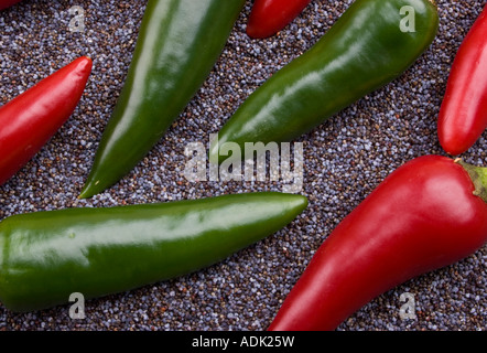 Piments rouges et verts sur les graines de pavot bleu Banque D'Images