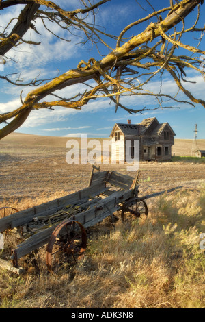 Maison de ferme abandonnée près de wagon et le Département de l'Oregon Banque D'Images