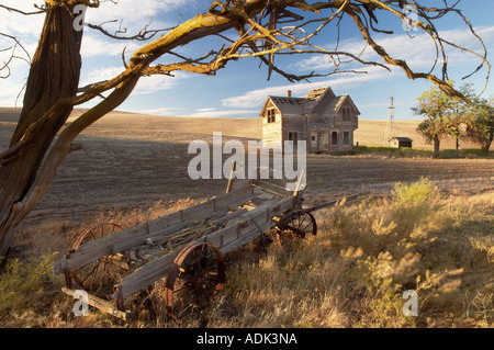 Maison de ferme abandonnée près de wagon et le Département de l'Oregon Banque D'Images