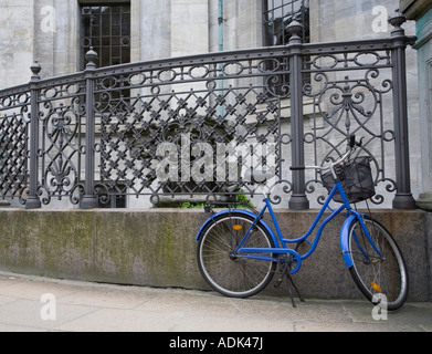 Un support à vélo bleu à l'extérieur de Frederik Church à Copenhague, Danemark Banque D'Images