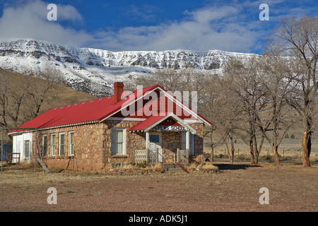 Andrews School avec Steens Mountain Oregon Banque D'Images