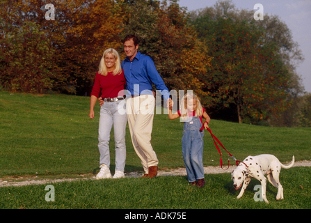 Famille avec chien Dalmatien - prendre une marche Banque D'Images