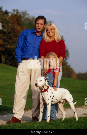 Famille avec chien Dalmatien - prendre une marche Banque D'Images