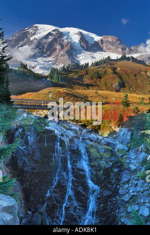 Mrytle Falls et Mt Rainier avec nuages bas Mt Rainier National Park Washington Banque D'Images