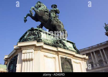 La Statue du Prince Eugène en face de Bibliothèque nationale complexe à la Hofburg à Vienne, Autriche Banque D'Images