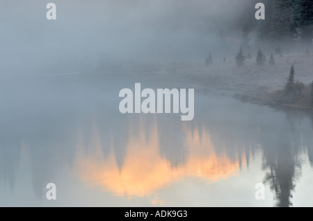 Mt Rainier et Tipsoo Lake avec le lever du soleil et le brouillard Mt Rainier National Park Washington Banque D'Images