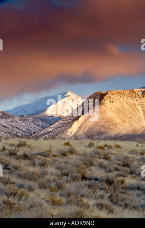 Lever de Soleil sur le Steens Mountain de neige fraîche Oregon Banque D'Images