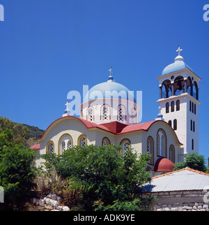 L'église avec des murs blancs et toits rouges clocher dôme bleu dans Exoghi Ithaca Village Island îles grecques Grèce Banque D'Images