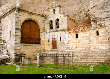 Chapelle romane de San Tirso et San Bernabé. Monument naturel d'Ojo Guareña. Merindad de Sotoscueva. Province de Burgos. Castilla y León. Espagne. Banque D'Images