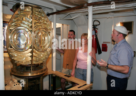 Portsmouth Virginia,London Street,Lightship Portsmouth Museum,histoire,construit,construit,1915,guide,couple,adulte,adultes,bateau,lentille de Fresnel,visiteurs Banque D'Images