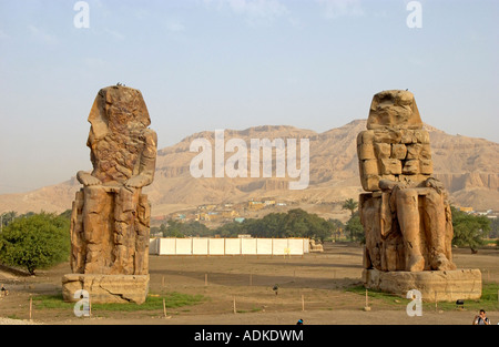 Les colosses de Memnon (appellent les gens comme el-Colossat ou es-Salamat) sont deux énormes statues de pierre du pharaon Aménophis III Banque D'Images