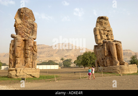 Les colosses de Memnon (appellent les gens comme el-Colossat ou es-Salamat) sont deux énormes statues de pierre du pharaon Aménophis III Banque D'Images