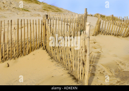 Erasion les clôtures de protection dans les dunes à Camber Sands Rye East Sussex England Banque D'Images