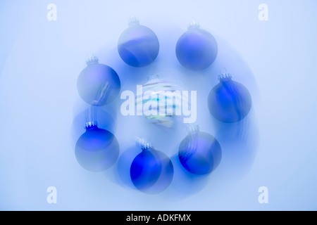 Blue Christmas Tree balls floue en cercle autour de boule à rayures studio portrait Banque D'Images