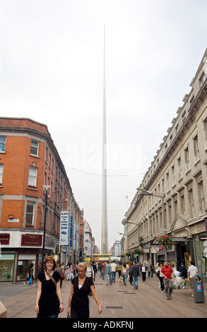 La ville de Dublin. Le monument de lumière sur O'Connell Street, Dublin, également connu sous le nom de Spike, vu du côté de Henry Street. Banque D'Images