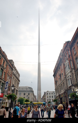 La ville de Dublin. Le monument de lumière sur O'Connell Street, Dublin, également connu sous le nom de Spike, vu du côté de Earl Street North. Banque D'Images