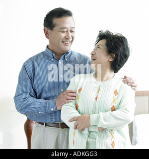 Un vieux couple smiling Banque D'Images