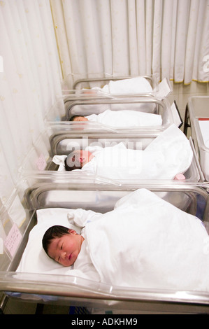 Couché dans un lit bébé nouveau-né Banque D'Images