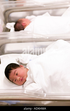 Couché dans un lit bébé nouveau-né Banque D'Images