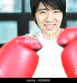 Un homme portant des gants de boxe Banque D'Images