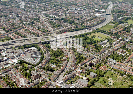 Haut niveau vue aérienne oblique au sud-ouest de l'A406 North Circular Road à Maybank Woodford London E18 l'Angleterre Banque D'Images
