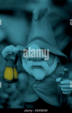 Nain de jardin d'une recherche dans la nuit Banque D'Images