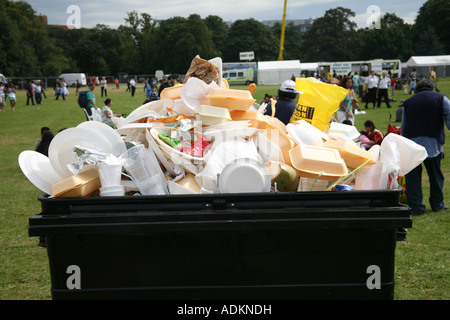 Déchets empilés à Gunnersbury Park à Londres au cours de la London Mela 2007 Banque D'Images