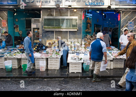 Décrochage du poisson La Pignasecca Naples Marché Banque D'Images